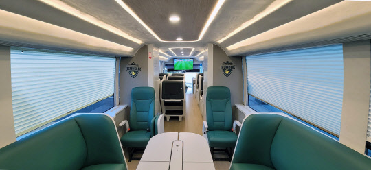 전북 현대 모터스 축구팀의 유니버스 작전지휘차 실내. 현대자동차 제공